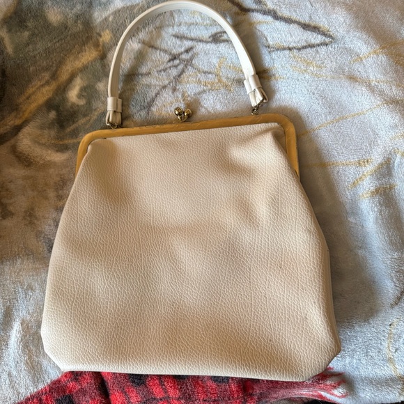 Vintage 1960’s Zenith Leather Handbag with Kiss Lock in Ecru - Picture 2 of 8